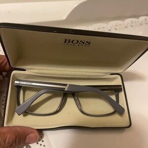 Boss orange eyeglass gray and silver flexible frames.no damage. Good conditions